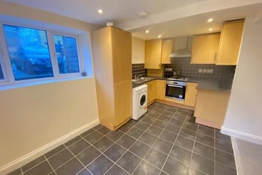 2 bed flat, Connaught Avenue, Mutley, Plymouth, PL47BX - Image 2